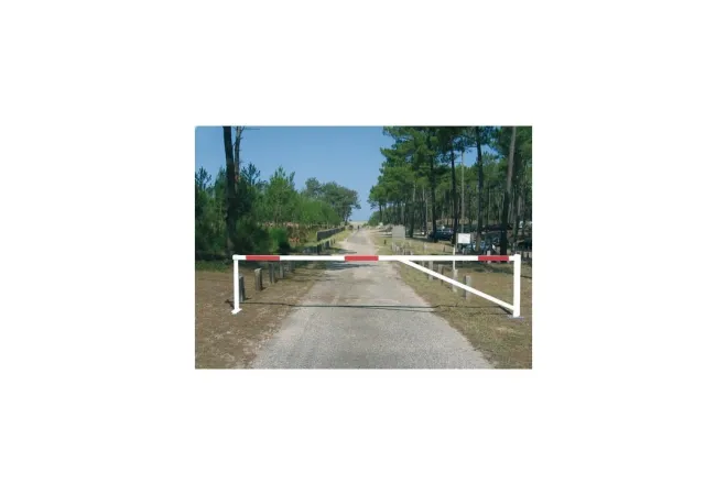 Barrière tournante et tourniquet pour chemin de terre