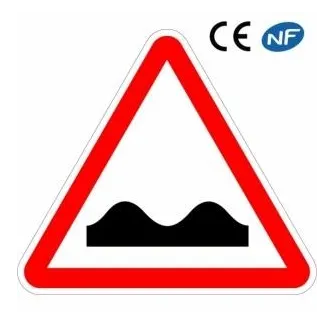 Panneau de signalisation indiquant un double dos d'âne