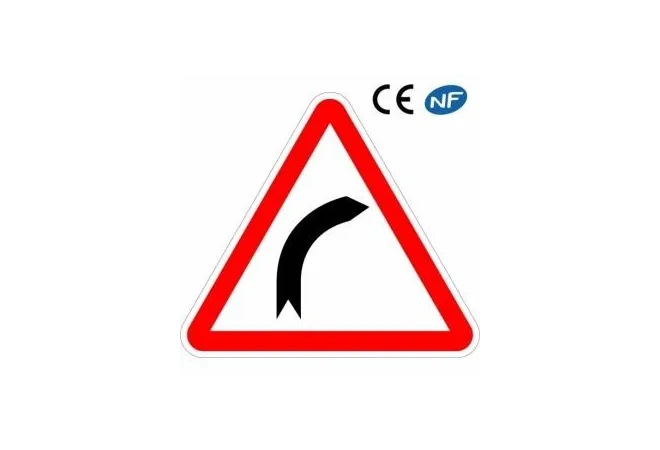 Panneau de signalisation indiquant un danger,  virage à droite (A1a)