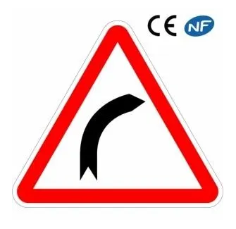 Panneau de signalisation indiquant un danger,  virage à droite (A1a)