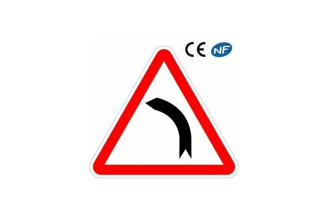 Panneau de signalisation indiquant un danger : virage à gauche