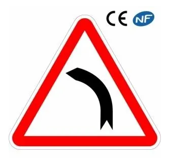 Panneau de signalisation indiquant un danger : virage à gauche