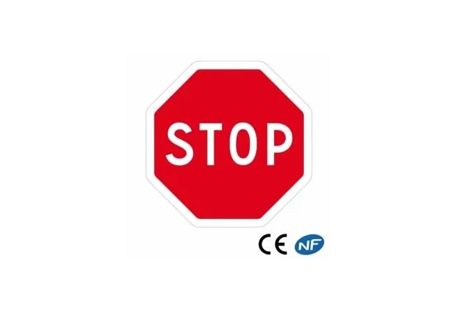 Panneau routier octogonal indiquant un STOP obligatoire