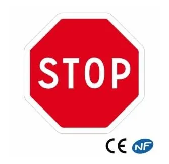 Panneau routier octogonal indiquant un STOP obligatoire