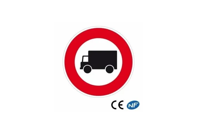 Panneau de circulation signalant un accès interdit aux camions