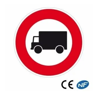 Panneau de circulation signalant un accès interdit aux camions