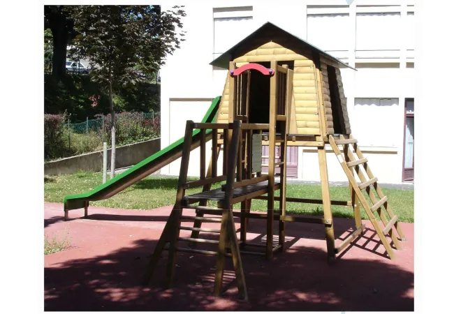 La petite cabane en bois avec toboggan pour les enfants de 5 à 12 ans