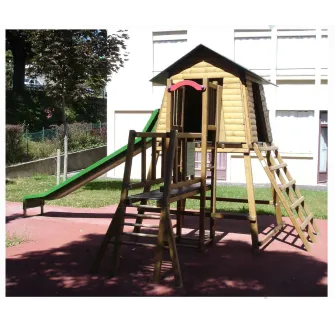 La petite cabane en bois avec toboggan pour les enfants de 5 à 12 ans