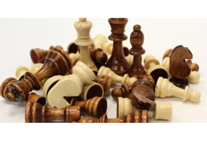 Lot de 32 pièces d'échecs